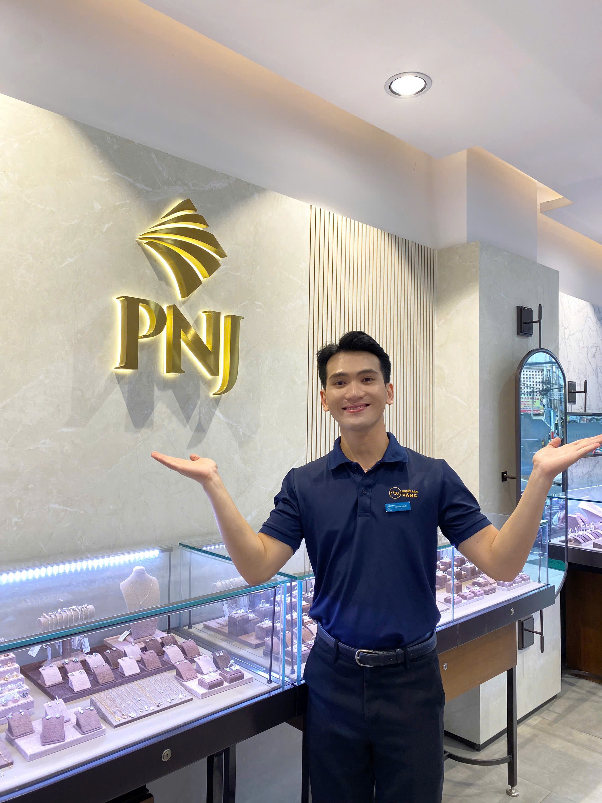Giao dịch viên tại Người Bạn Vàng 